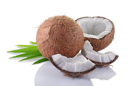 白色背景上分離的新鮮椰子 天然健康的美食探索