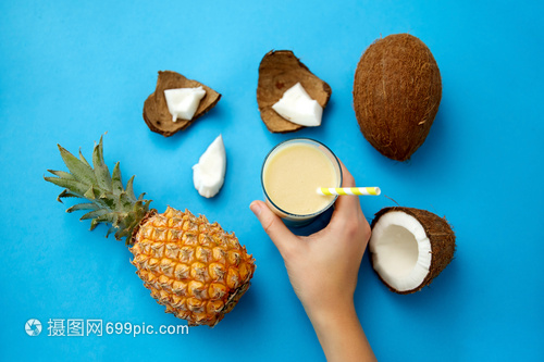 夏日健康之選 手作菠蘿椰子飲，搭配環保紙吸管與藍色風情